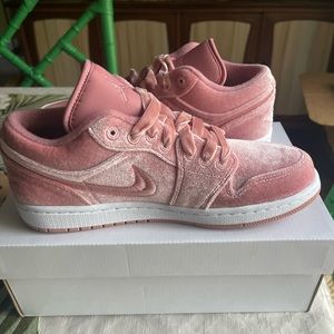 WMNS AIR JORDAN 1 LOW SE
RUST PINK/RUST PINK-WHITE